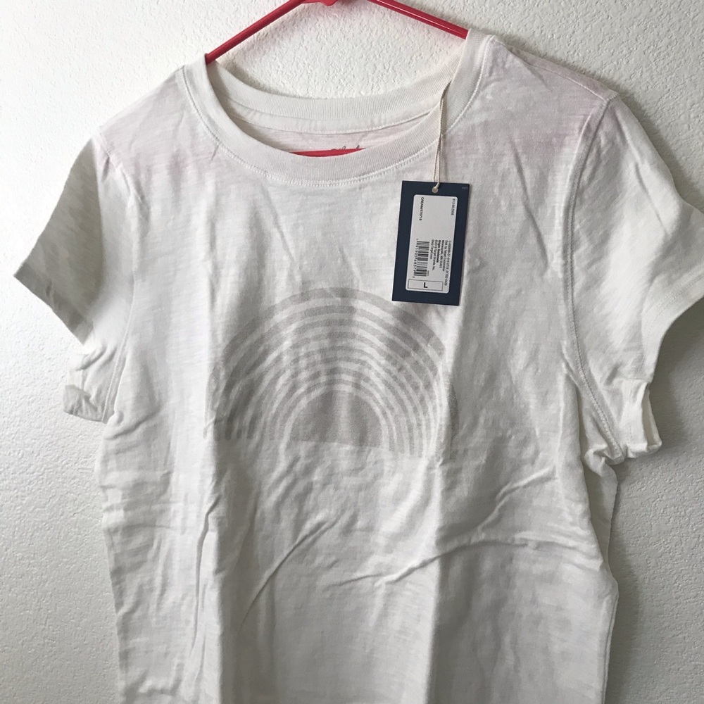 Universal Threads Cream Subtle Rainbow Tee! NWT - Picture 5 of 7